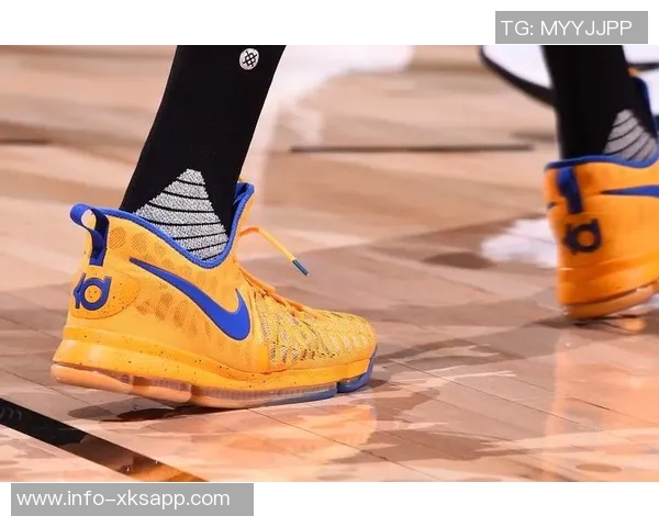 KD梦想演绎大佬角色与美女共舞并在镜头前展现枪法魅力 KD梦想演绎大佬角色与美女共舞并在镜头前展现枪法魅力