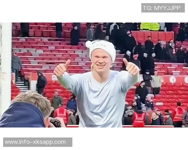 哈兰德晒曼城配色圣诞帽庆祝照为2025年胜利收官添彩