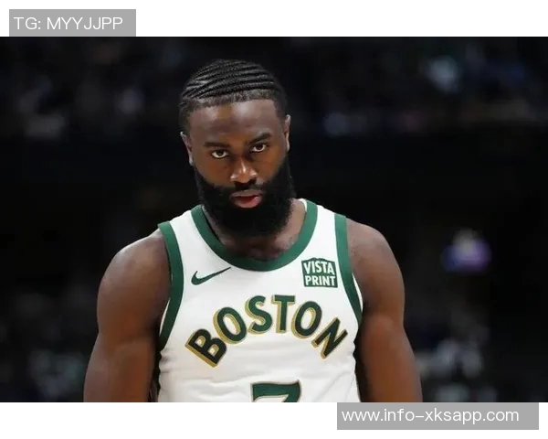 杰伦布朗谈第三节被撤下先发感到不满但尊重教练的战术选择